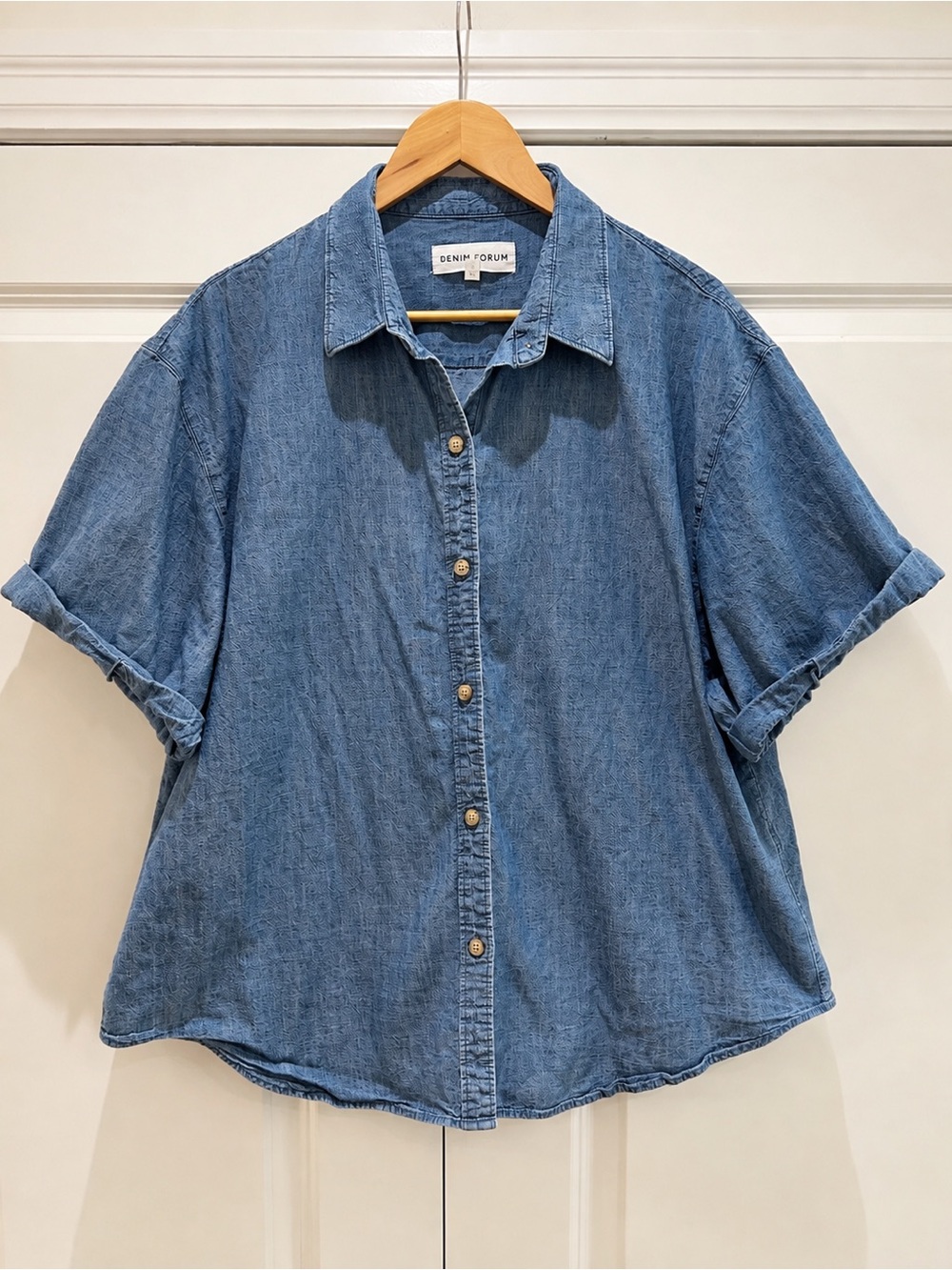DENIM FORUMN Chambray Short Sleeve Shirt with Cuffed Sleeves
